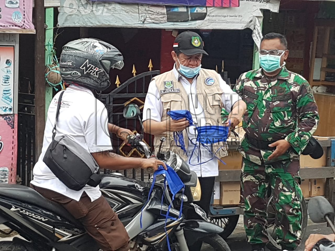 Bagi Masker, Tim Covid-19 Gencarkan Siaran Keliling