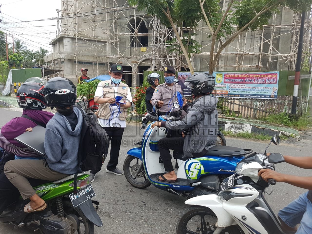 Bagi Masker, Tim Covid-19 Gencarkan Siaran Keliling