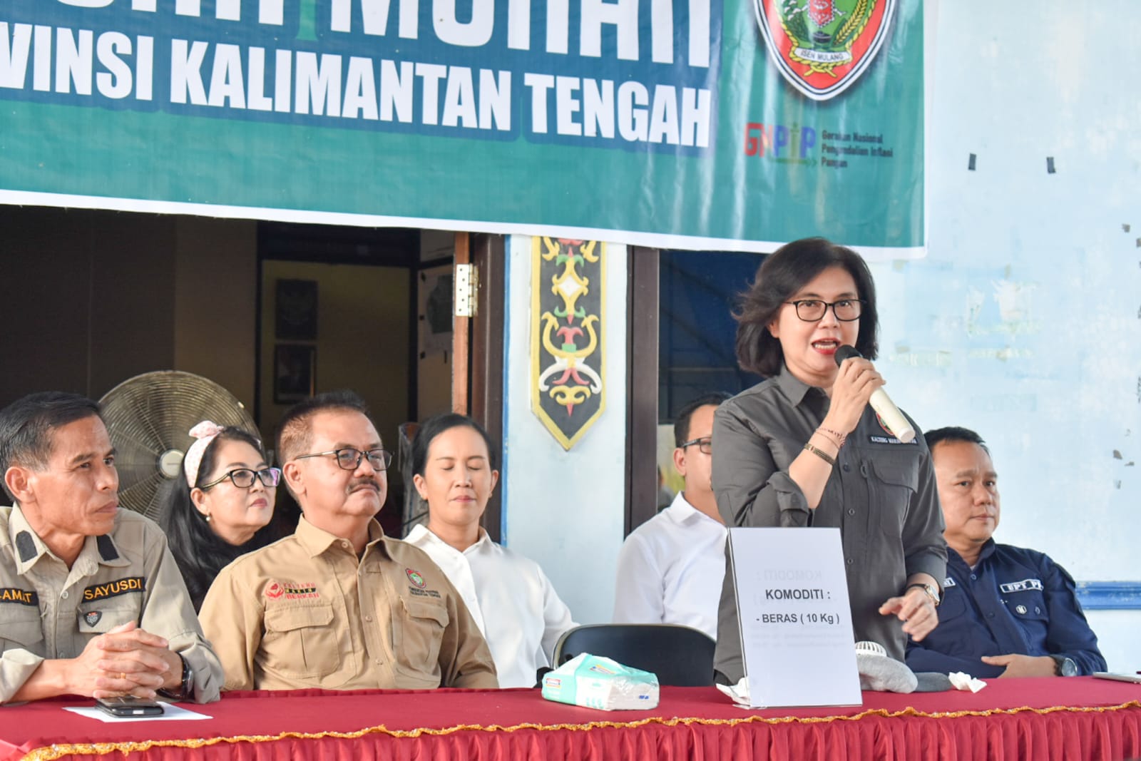 Kepala Dinas P3APPKB Dampingi Plh. Asisten Pemkesra Buka Pasar Murah di Desa Tewai Baru, Kecamatan Sepang