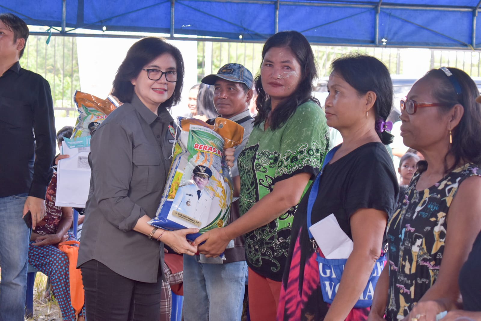 Kepala Dinas P3APPKB Dampingi Plh. Asisten Pemkesra Buka Pasar Murah di Desa Tewai Baru, Kecamatan Sepang