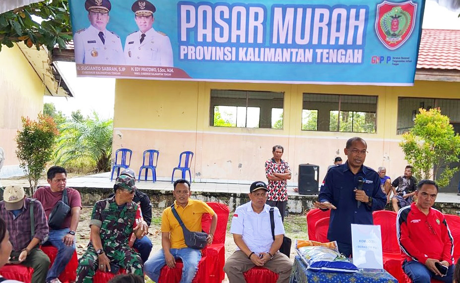 Mewakili Gubernur, Kadis Kesehatan Salurkan Bantuan melalui Pasar Murah Berbagi Berkah di Kecamatan Rakumpit