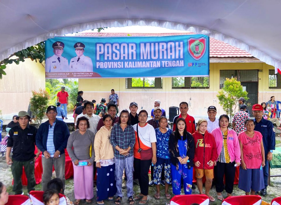 Mewakili Gubernur, Kadis Kesehatan Salurkan Bantuan melalui Pasar Murah Berbagi Berkah di Kecamatan Rakumpit