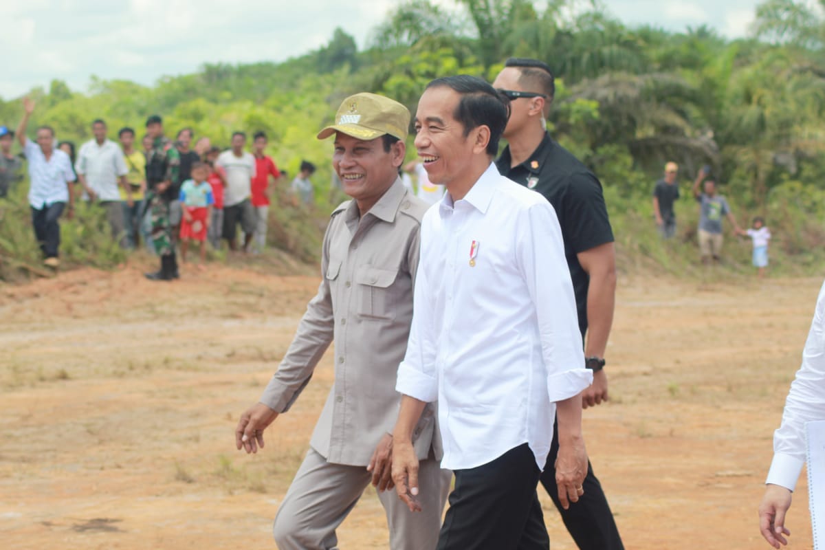 Tinjau Gunung Mas, Presiden Pantau Dari Atas Bukit Nyuling