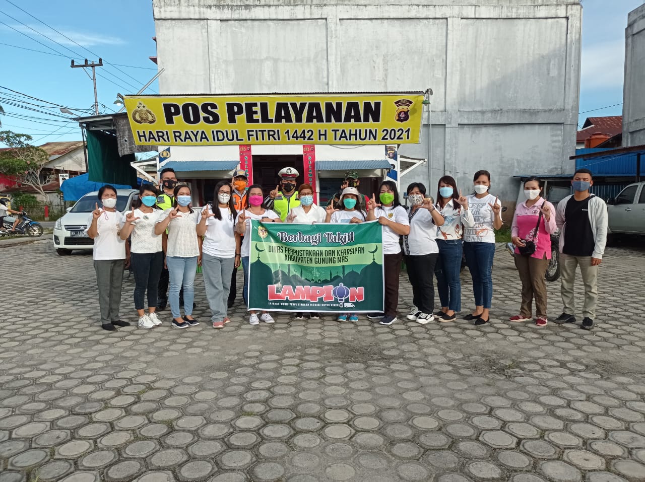 Dinas Perpustakaan dan Kearsipan Gunung Mas Bagikan Takjil Kepada Pengguna Jalan