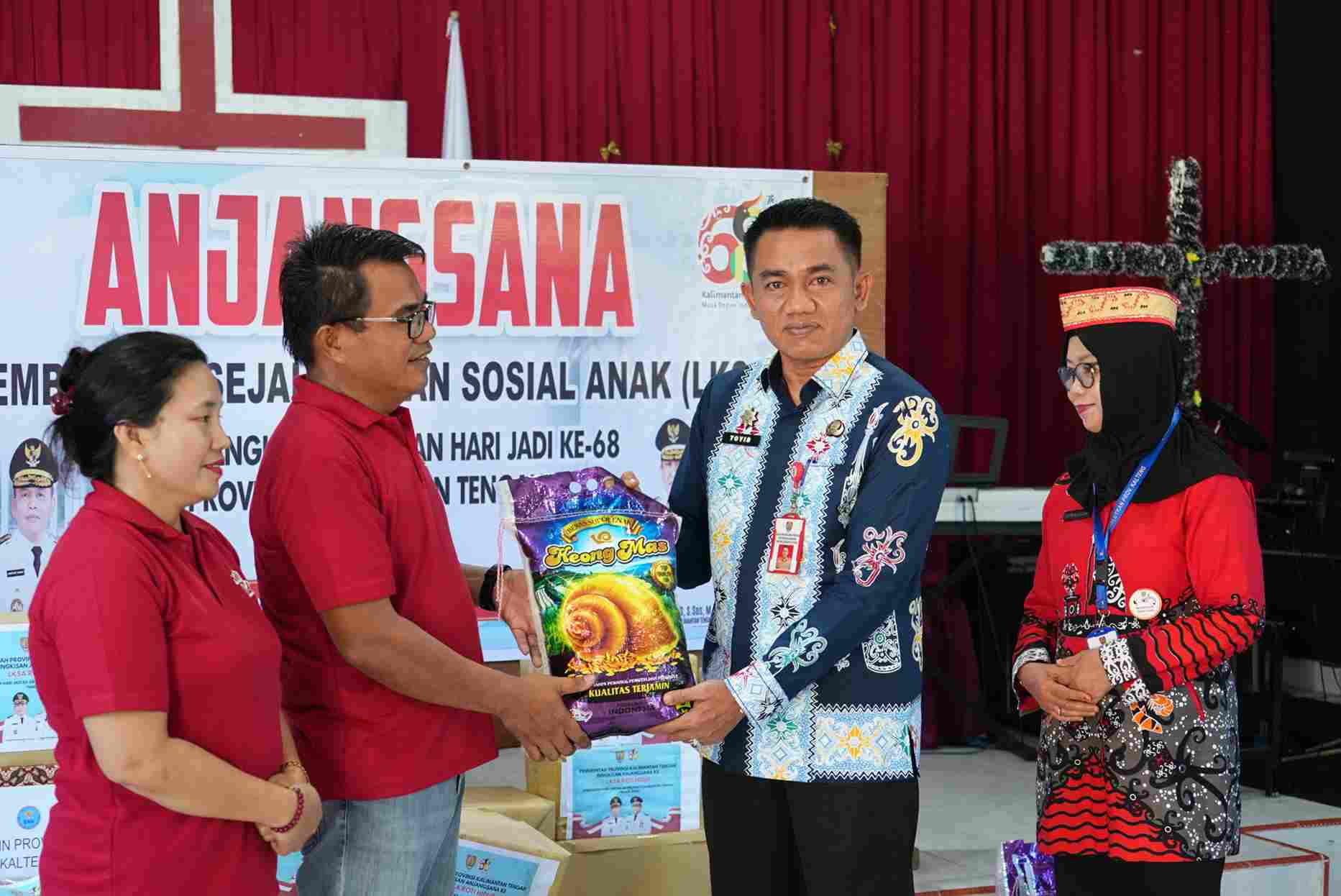 Kalaksa BPBD Prov. Kalteng Dampingi Asisten Ekbang Setda Kalteng Serahkan Bantuan di Yayasan Roti Hidup