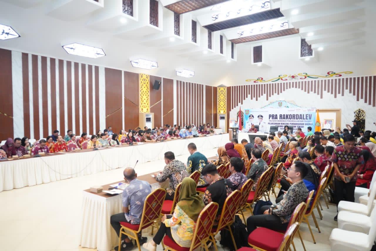 Asisten Ekbang Sri Widanarni Pimpin Pra Rakordalev Pelaksanaan Rencana Pembangunan Daerah Provinsi Kalteng Tahun 2025