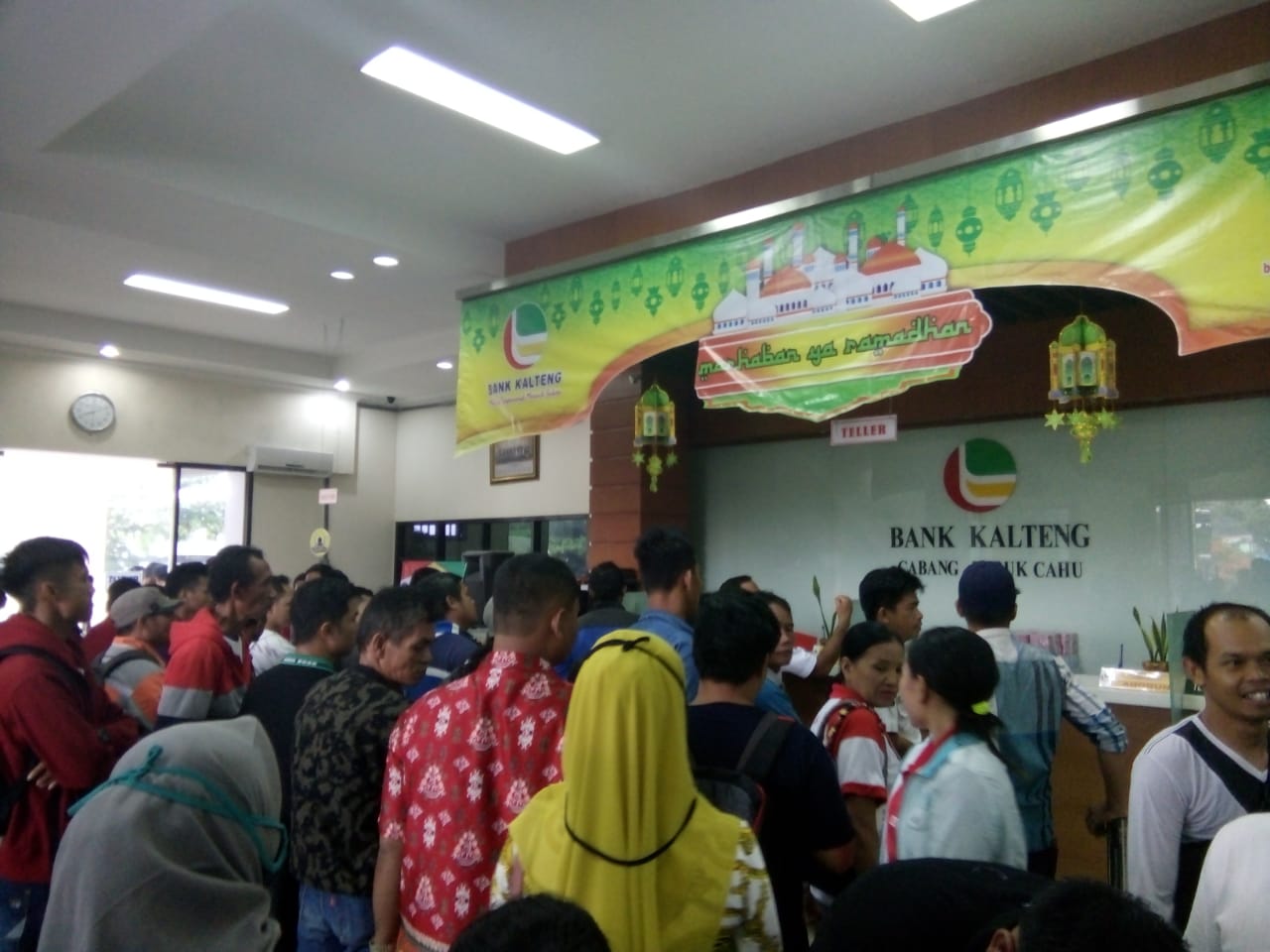 ASN dan Tenaga Honor Kontrak Kabupaten Murung Raya memadati kantor Bank Kalimantan Tengah cabang Mura untuk mencairkan tunjangan hari raya (THR)  