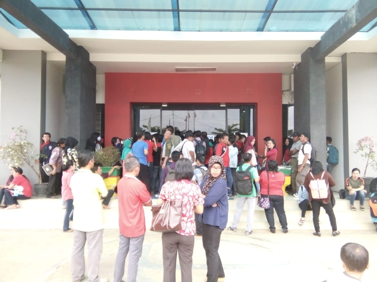 ASN dan Tenaga Honor Kontrak Kabupaten Murung Raya memadati kantor Bank Kalimantan Tengah cabang Mura untuk mencairkan tunjangan hari raya (THR)  