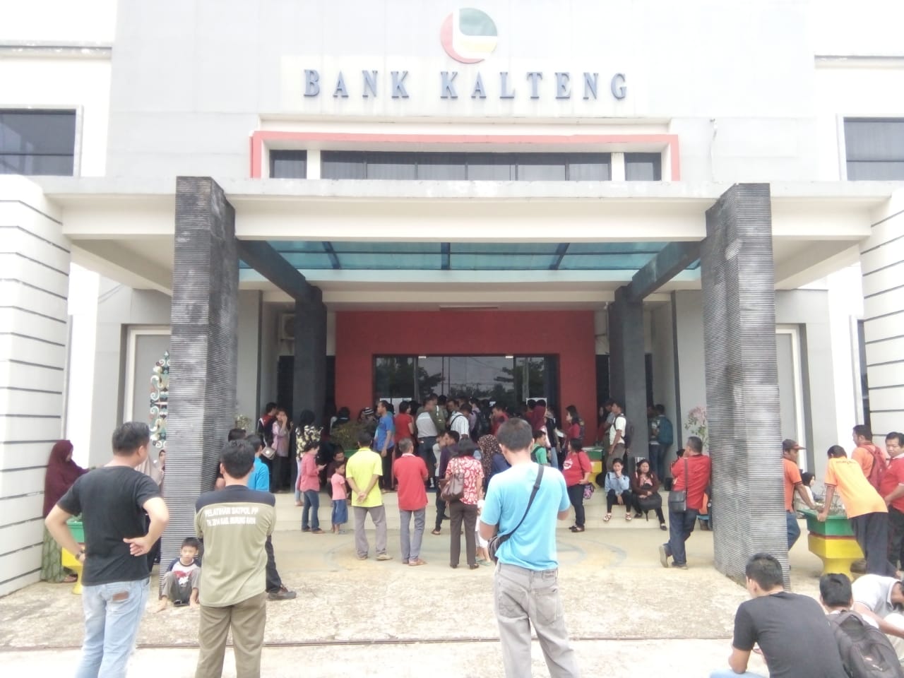 ASN dan Tenaga Honor Kontrak Kabupaten Murung Raya memadati kantor Bank Kalimantan Tengah cabang Mura untuk mencairkan tunjangan hari raya (THR)  