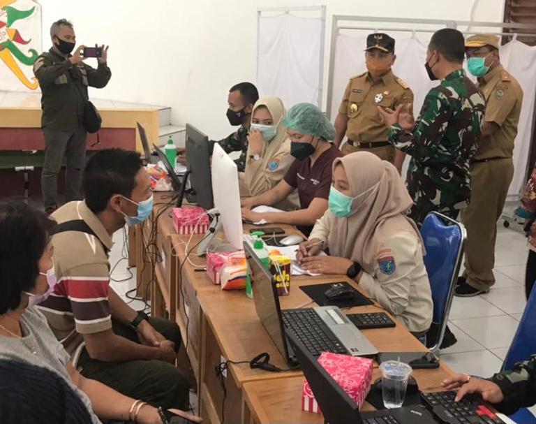 Gubernur Bersama Ketua TP-PKK Kalteng Tinjau Pelaksanaan Vaksinasi Covid-19 di SMK 1, Palangka Raya