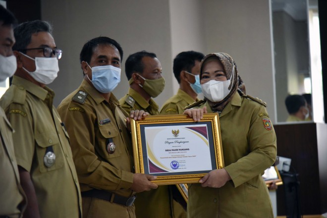 Pemkab Kobar Berikan Penghargaan atas Kinerja Pemerintah Desa