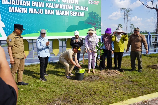 Gubernur Agustiar Sabran Tanam Pohon, Tegaskan Komitmen Pemerintah terhadap Pelestarian Lingkungan