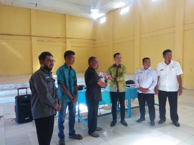 Dinas Perkim Kobar Serahkan Bantuan Upah Pekerja Tahap Satu Program BSRS