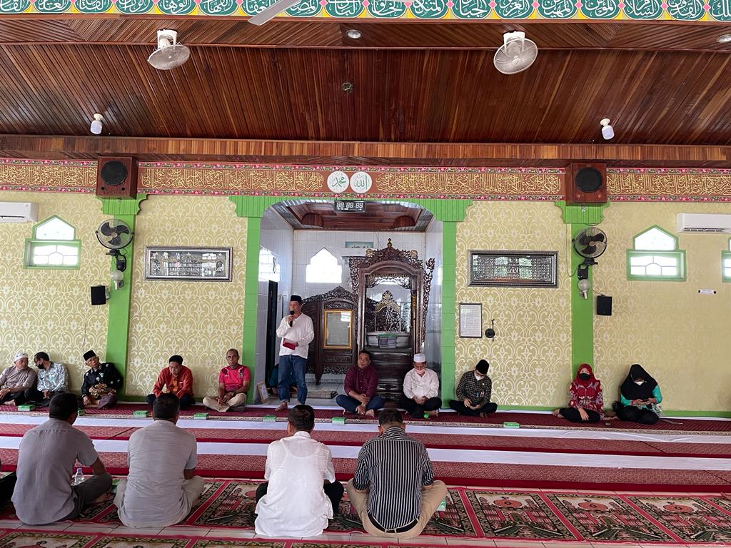 Sahli Suhaemi Wakili Gubernur Serahkan Bantuan Sapi Kurban untuk Kabupaten Katingan