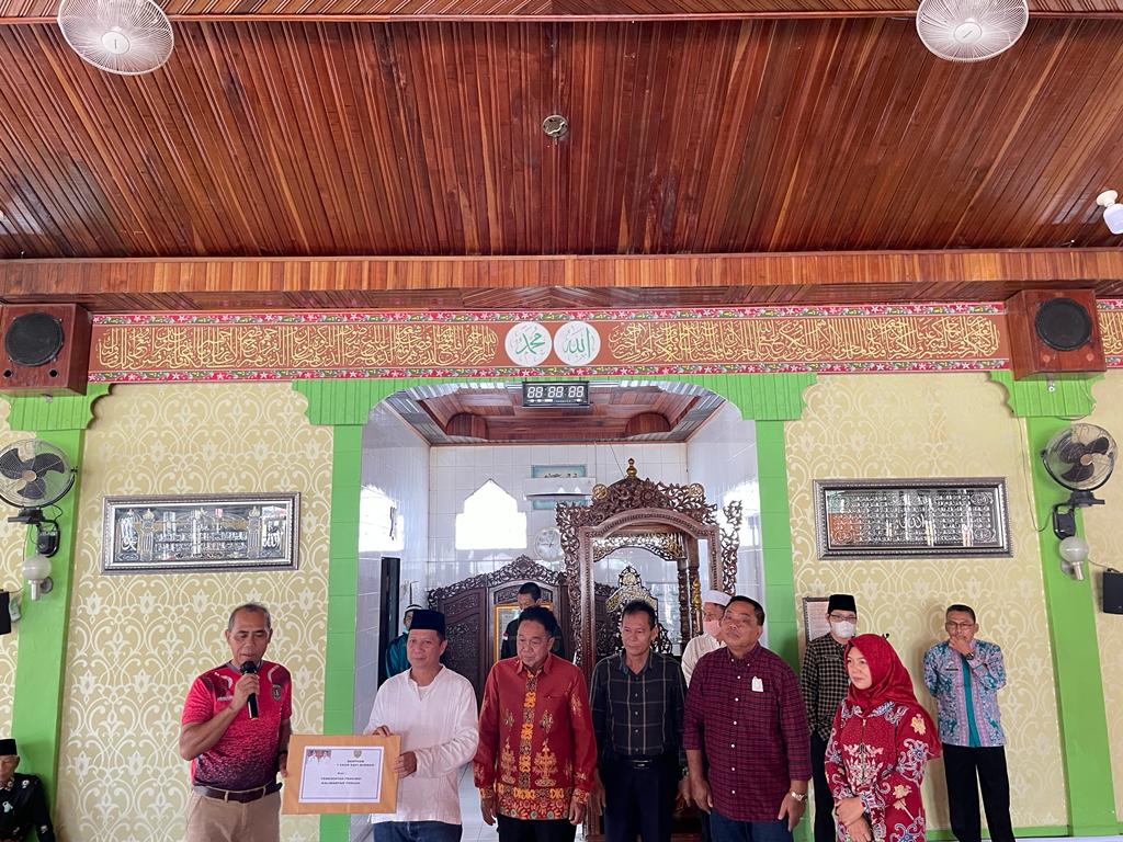 Sahli Suhaemi Wakili Gubernur Serahkan Bantuan Sapi Kurban untuk Kabupaten Katingan