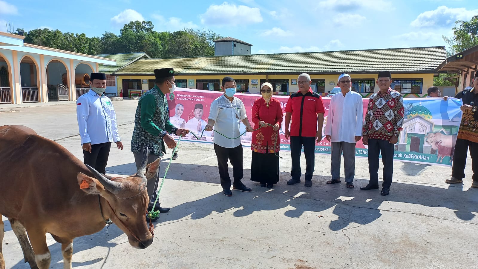 Terima Secara Simbolis, Pemkab Bartim Segera Distribusikan Hewan Kurban Bantuan Gubernur Kalteng