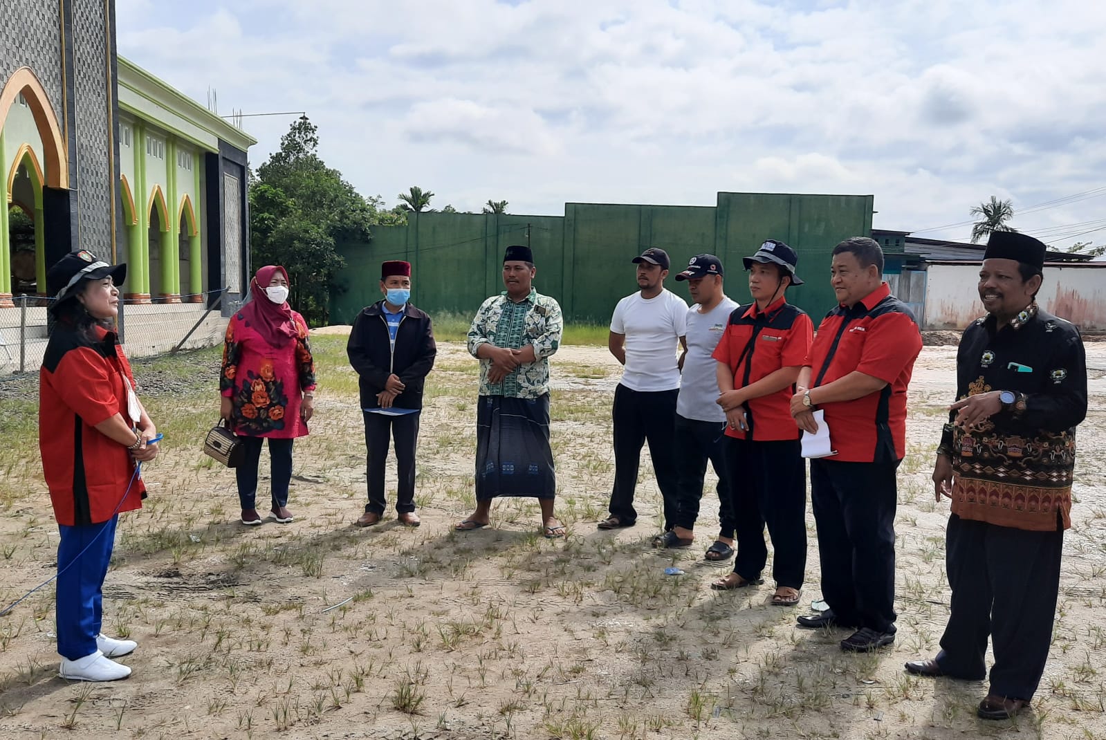 Hibah Hewan Kurban dari Pemprov Kalteng untuk Kabupaten Gunung Mas Diserahkan Plt. Kepala BKAD Daldin