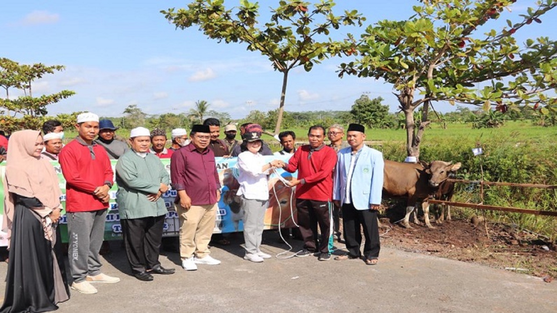 Bupati Serahkan Penyerahan Hewan Kurban untuk Masyarakat Pulang Pisau