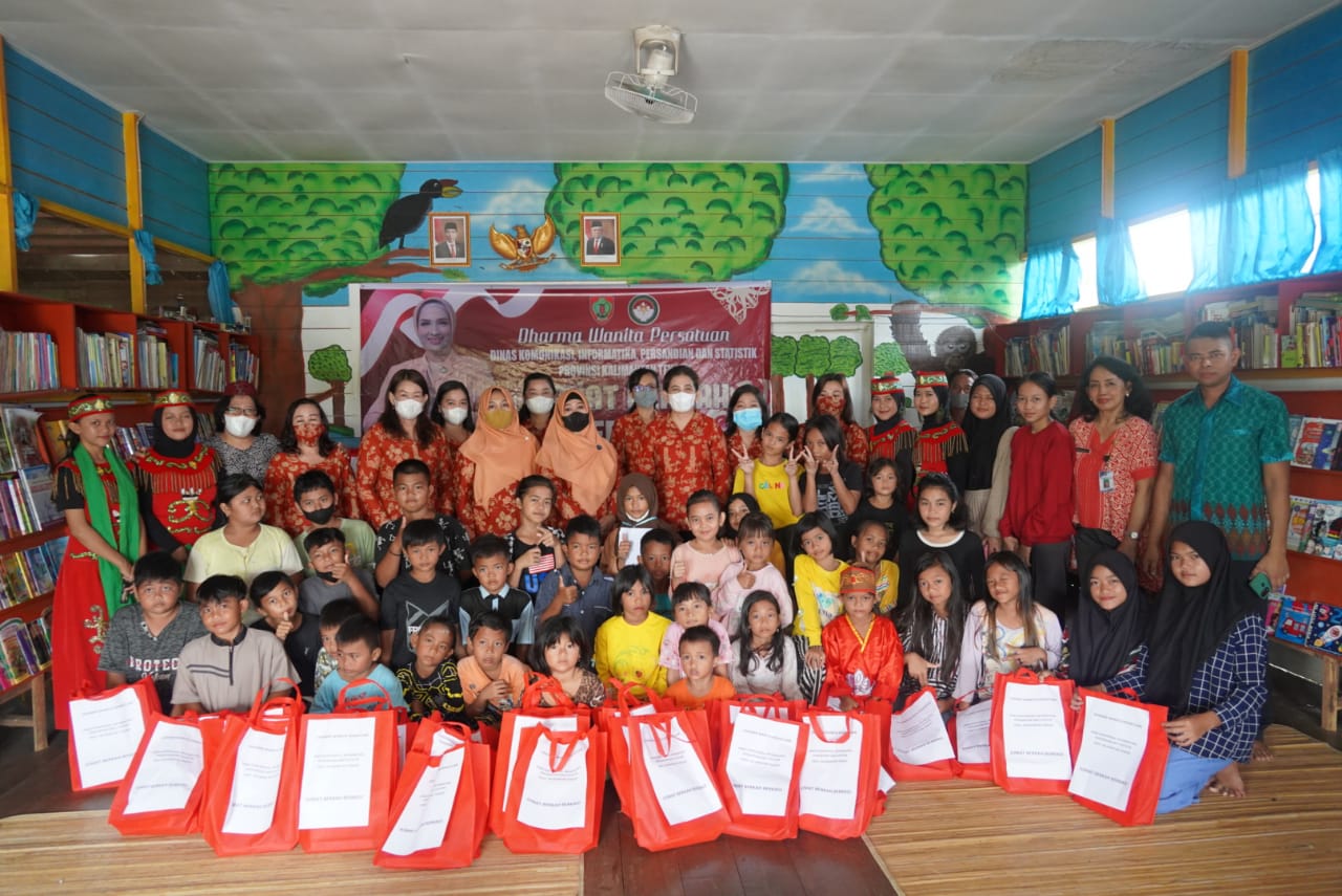 Warga Belajar Ransel Buku, Antusias Terima Kunjungan DWP Diskominfosantik Dalam Rangka Jum’at Berkah Berbagi