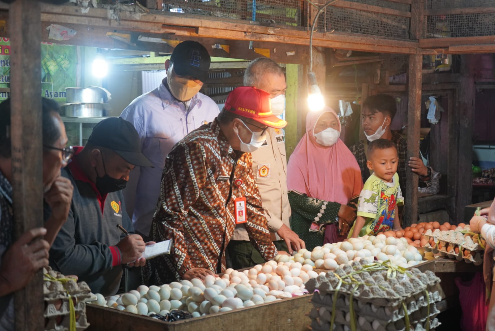 Asisten Bidang Ekbang Leonard S. Ampung Pimpin Pemantauan Pangan di Pasar Besar Kota Palangka Raya Jelang  Hari Raya Iduladha 1443 H/2022 M