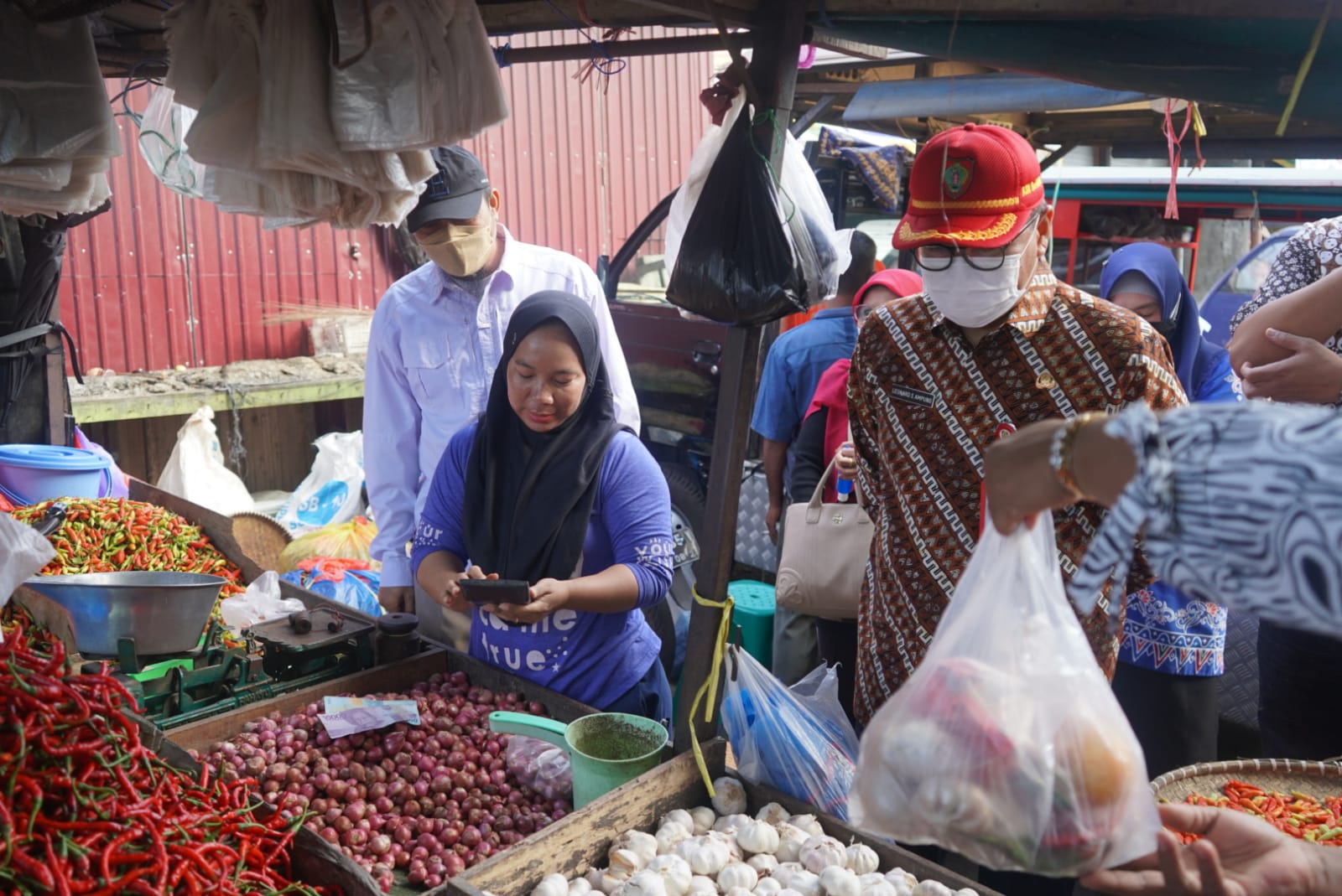 Asisten Bidang Ekbang Leonard S. Ampung Pimpin Pemantauan Pangan di Pasar Besar Kota Palangka Raya Jelang  Hari Raya Iduladha 1443 H/2022 M