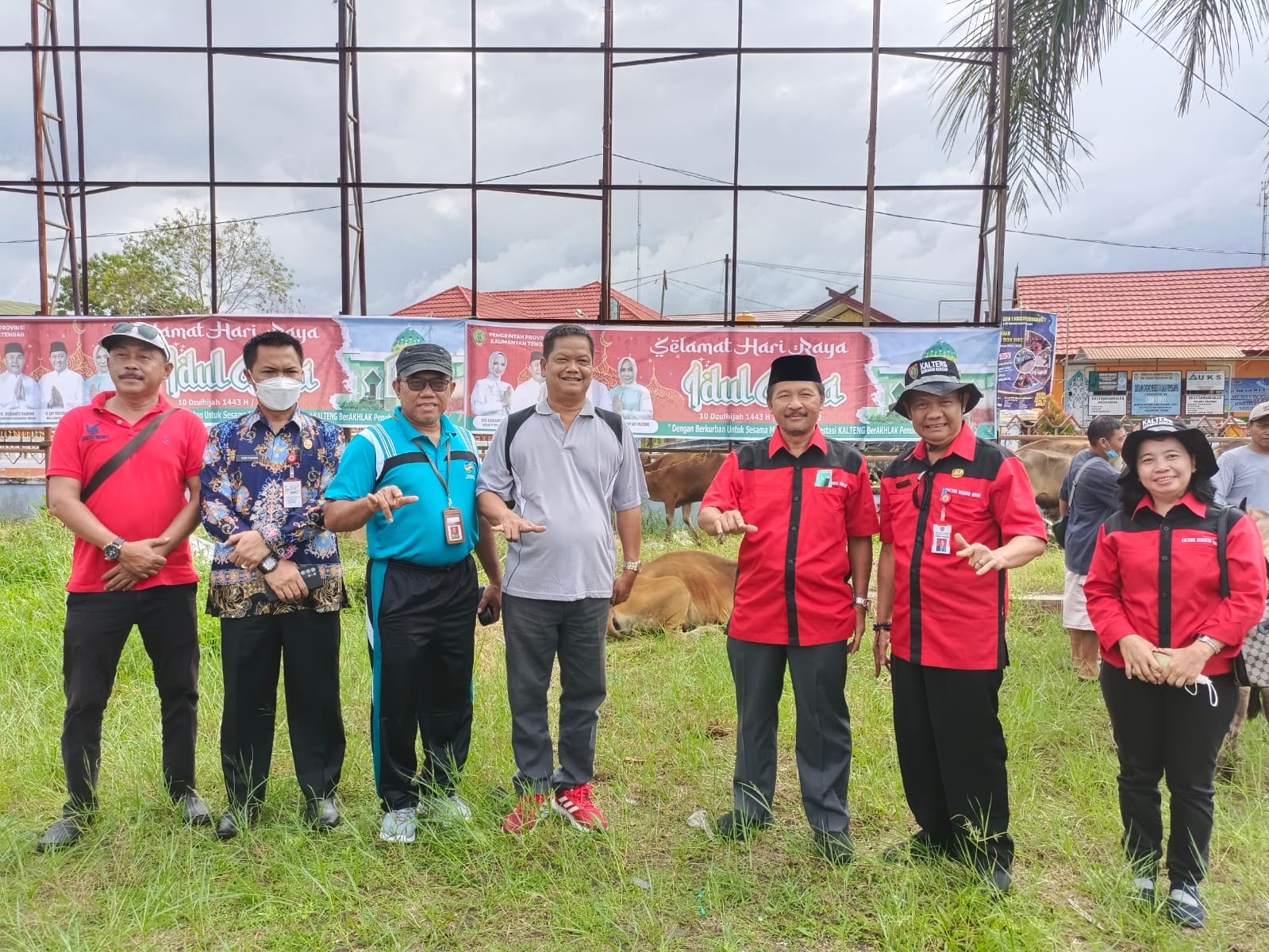 Mewakili Gubernur, Inspektur Saring Serahkan 60 Ekor Hewan Kurban untuk Kabupaten Seruyan