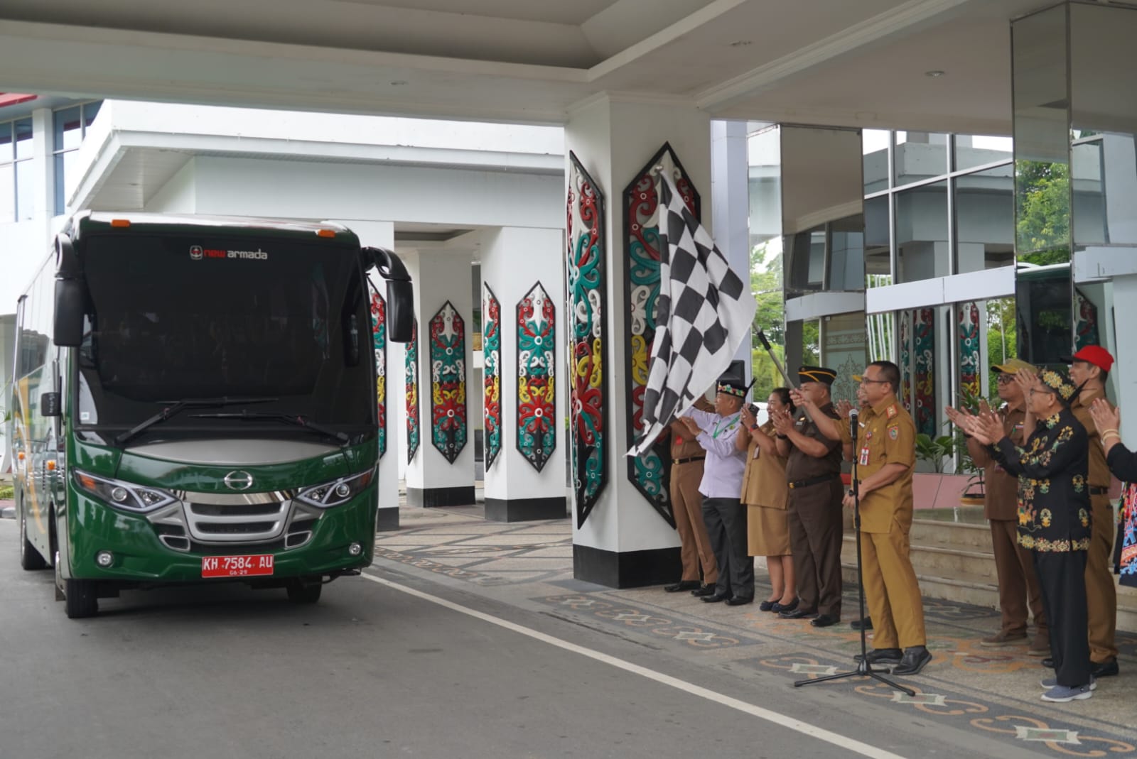 Asisten Adum Sri Suwanto Lepas Kontingen Utsawa Dharmagita Tingkat Nasional XV di Kota Surakarta Provinsi Jawa Tengah
