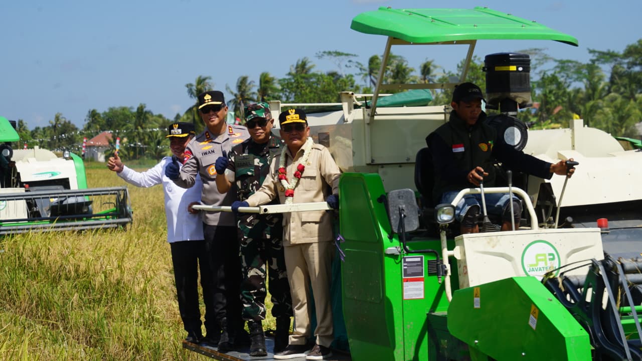 Pangdam XXII/Tambun Bungai Hadiri Peresmian Waterfront City dan Panen Raya Padi di Kabupaten Kapuas