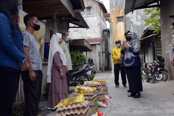 Bupati Kobar Salurkan Bantuan Sosial Kepada Masyarakat Terdampak Pandemi