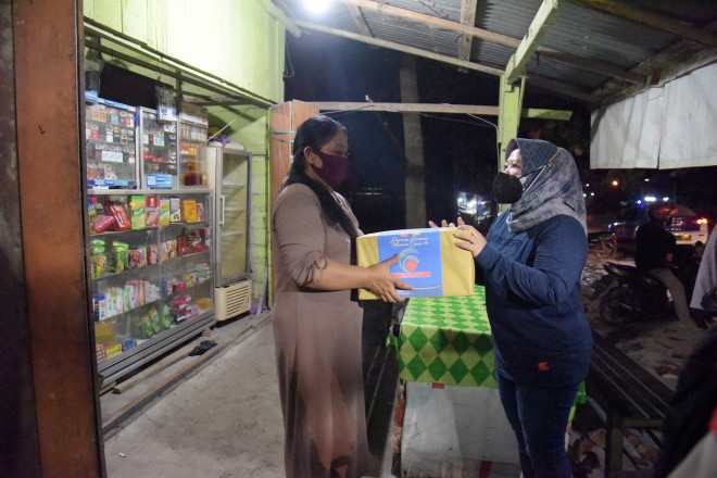 Selain Sosialisasi PPKM Level 4, Bupati Kobar juga Salurkan Bantuan Sosial kepada Para Pelaku UMKM