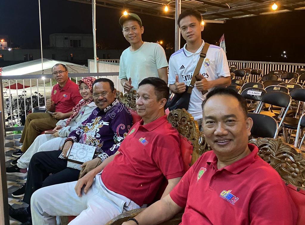 Awali 02SN dan GSI, Sekda Kalteng Nuryakin Saksikan Langsung Pertandingan Sepak Bola Ekshibisi Disdik vs Kepsek