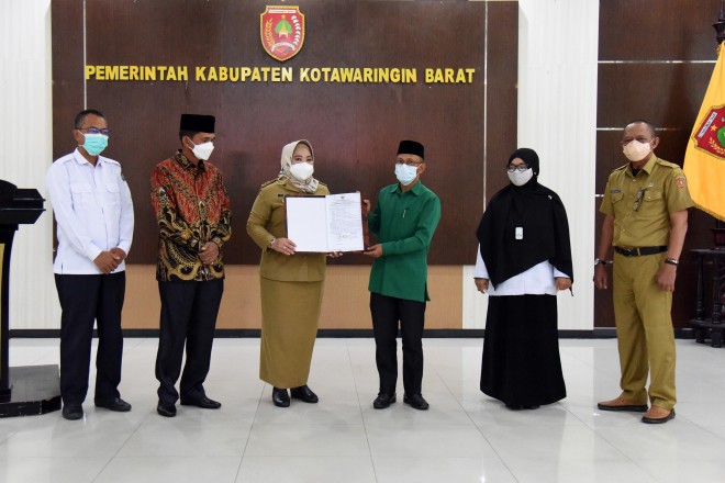 Salurkan Bantuan Keuangan Parpol, Bupati Hj Nurhidayah : Manfaatkan juga untuk Membantu Penanganan Covid-19