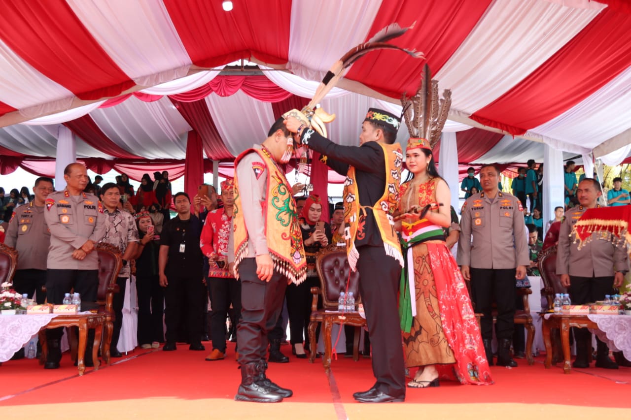Wagub Edy Pratowo Hadiri Hasupa Hasundau Sekaligus Penganugerahan Gelar Warga Kehormatan Masyarakat Dayak Kalteng Kepada Wakapolri 