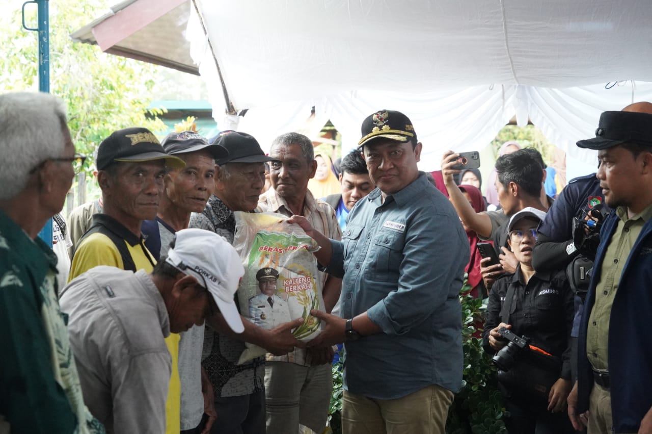Hadir di Sukamara, Wakil Gubernur Kalteng H. Edy Pratowo Salurkan Bantuan 10 Ribu Paket Sembako