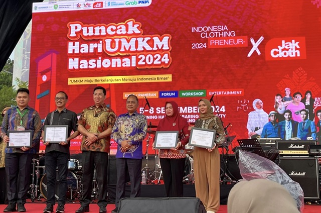 Diskop UKM Provinsi Kalteng Raih Juara II Stan Terbaik pada Puncak Hari UMKM Nasional 2024