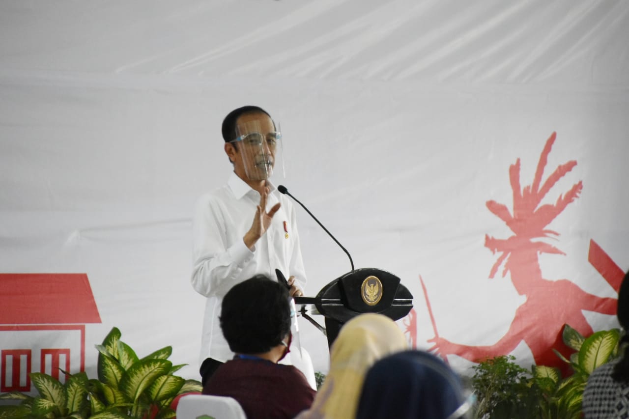 Presiden Joko Widodo Menyerahkan Langsung Banpres Bagi Pelaku UMKM se-Kalteng.