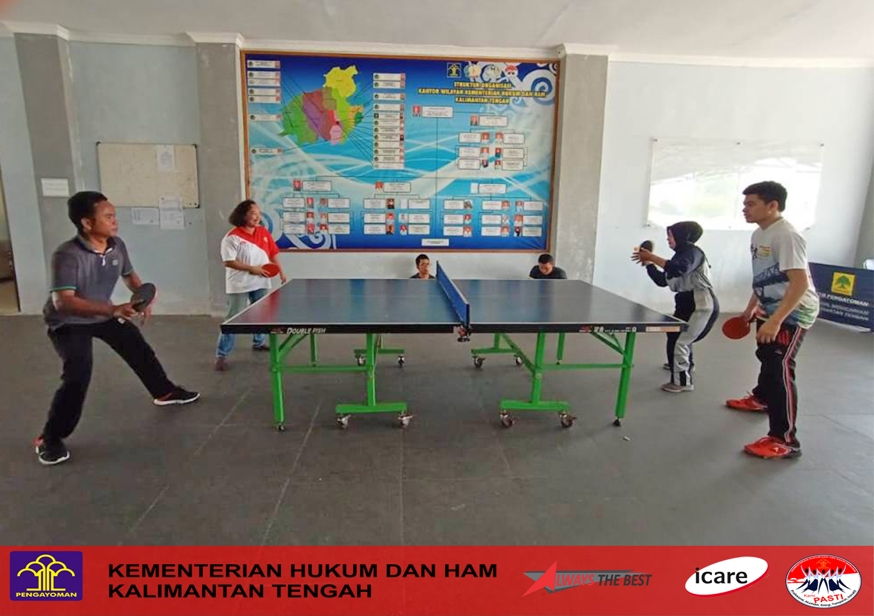 Pegawai Kanwil Kalteng Laksanakan Latihan Rutin Tenis Meja di Hari Jumat