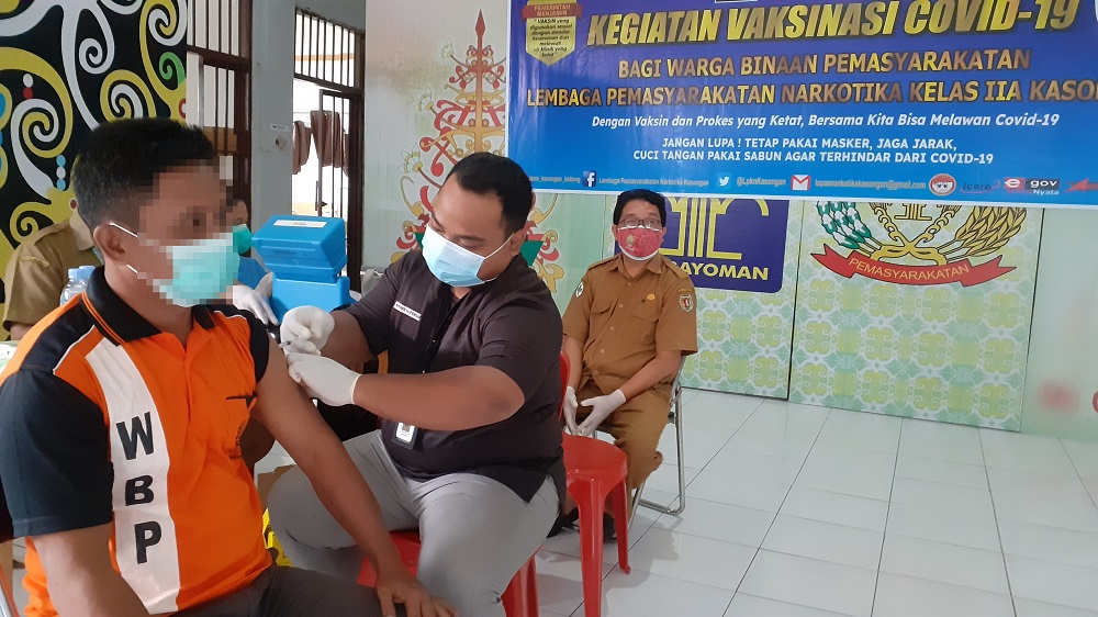 Seratus Delapan Puluh Enam Warga Binan Pemasyarakatan Lapas Narkotika Kasongan Disuntik Vaksin Covid-19 Tahap Kedua