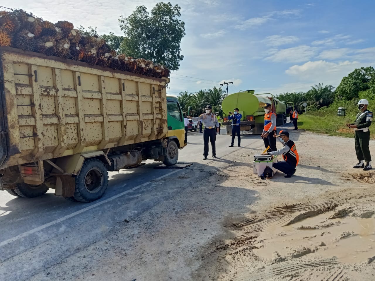 Tim Terpadu Penertiban Angkutan ODOL Dishub Prov. Kalteng Laksanakan Penegakkan Hukum Ruas Jalan Pangkalan Bun – Kolam