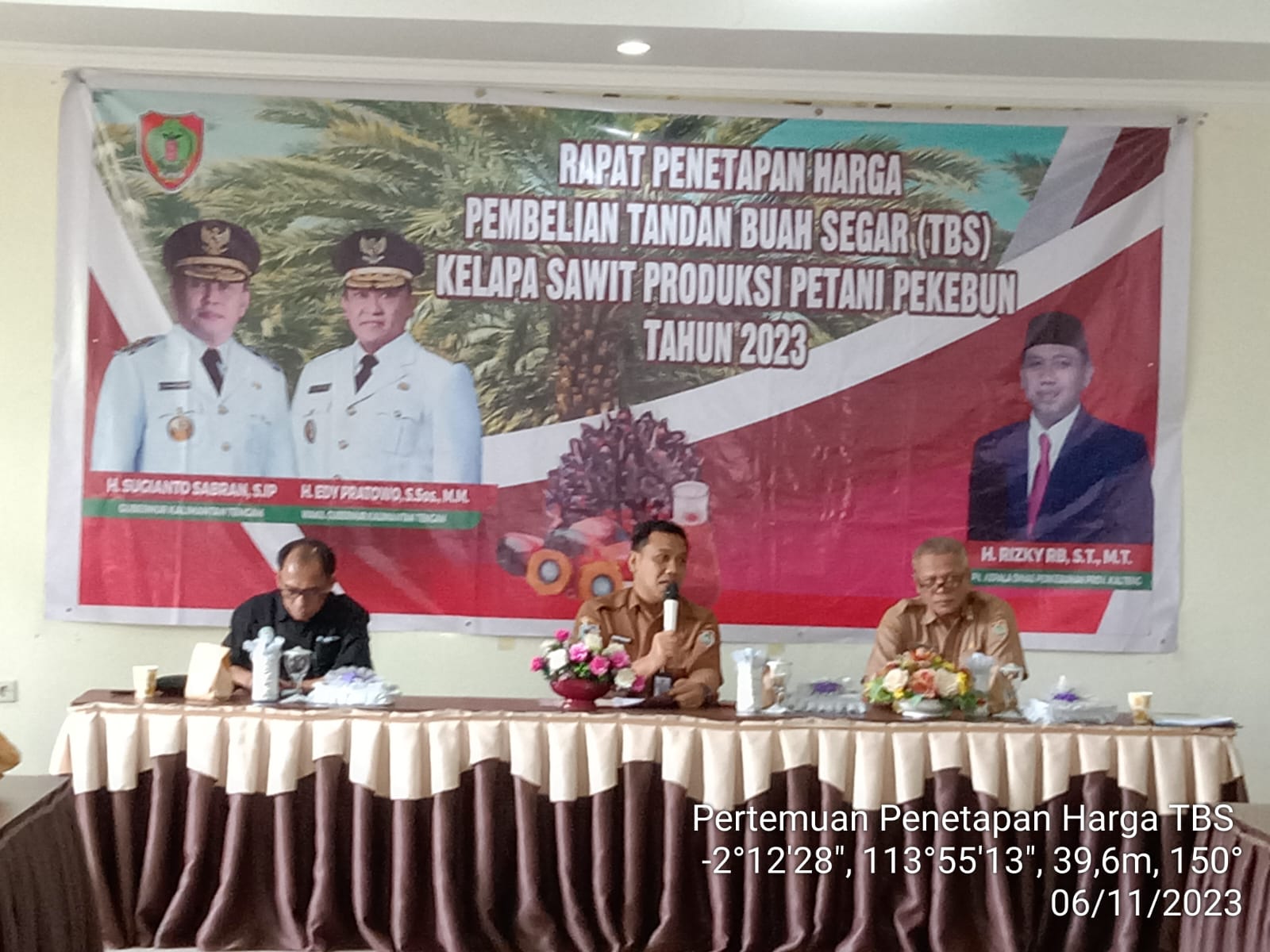 Plt. Kadisbun Prov. Kalteng Pimpin Rapat Penetapan Harga TBS Kelapa Sawit untuk Periode Bulan Oktober 2023