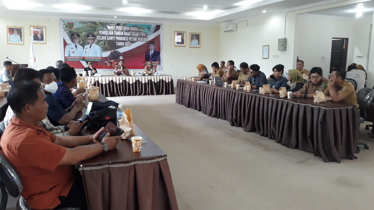 Plt. Kadisbun Prov. Kalteng Pimpin Rapat Penetapan Harga TBS Kelapa Sawit untuk Periode Bulan Oktober 2023