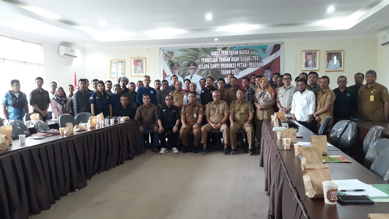 Plt. Kadisbun Prov. Kalteng Pimpin Rapat Penetapan Harga TBS Kelapa Sawit untuk Periode Bulan Oktober 2023