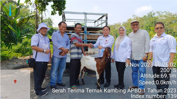 Kadis TPHP Prov. Kalteng Serahkan Bantuan Ternak Kambing Peranakan Etawa di Kab. Pulang Pisau