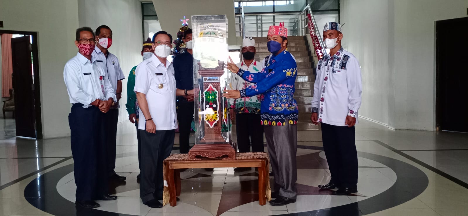 Bupati Katingan Sakariyas Terima Piala Juara Umum FTIK ke X Tingkat Provinsi Kalimantan Tengah