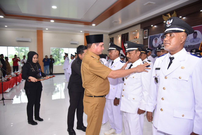 Pj. Bupati Anang Dirjo Lantik 32 Pj. Kepala Desa se-Kobar