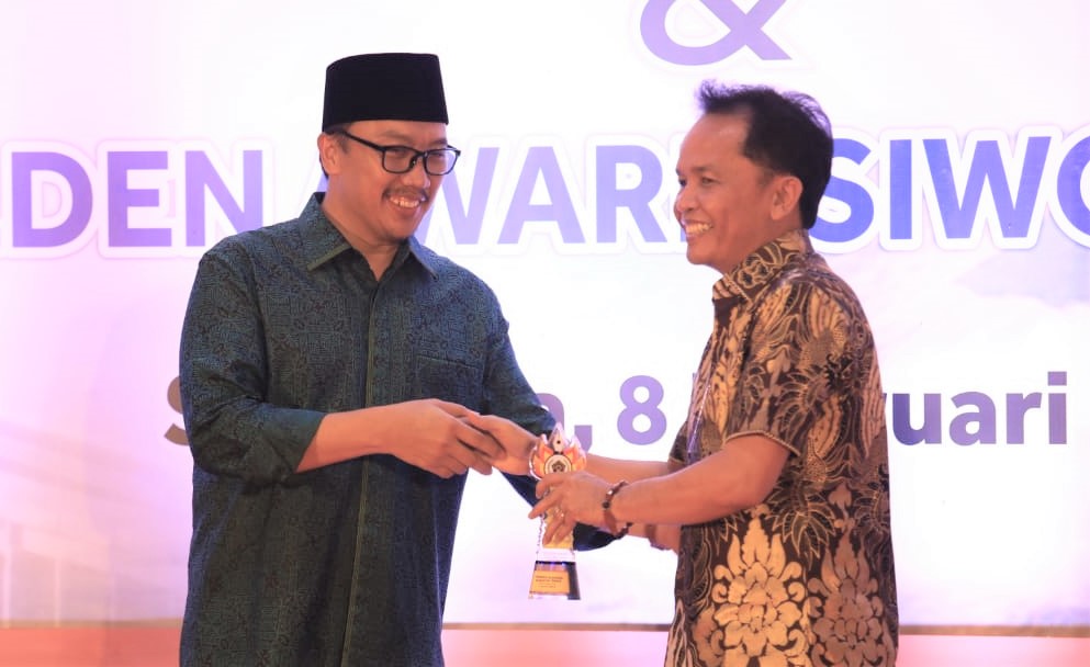 CEO Kalteng Putra Terima Golden Award Siwo PWI 2019