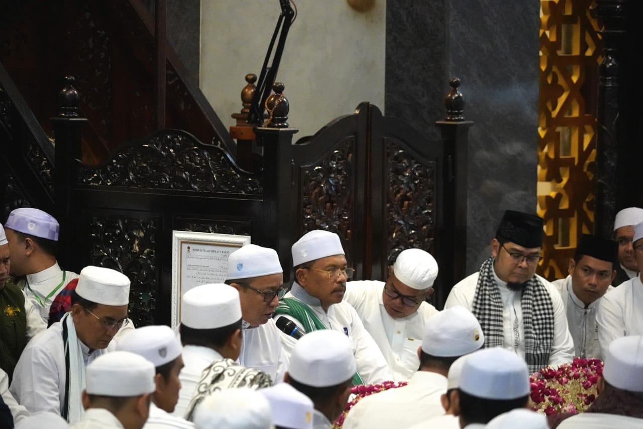 Sekda Nuryakin Hadiri Aruh Ganal Haul ke-19 Abah Guru Sekumpul dan Peringatan Isra Miraj Nabi Muhammad SAW 1445 H sekaligus Doa Bersama untuk Keselamatan Bangsa