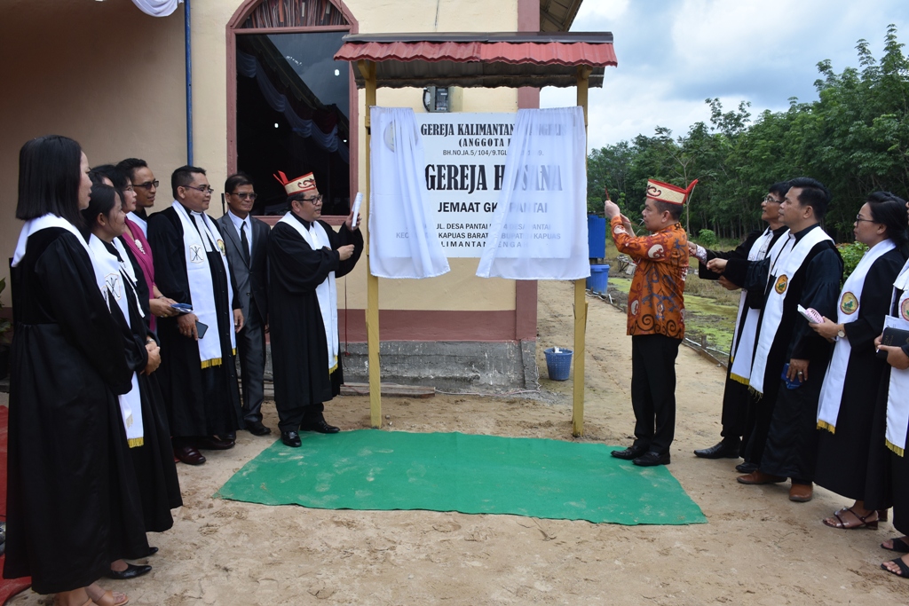 Bupati Resmikan Gereja Hosana Desa Pantai 