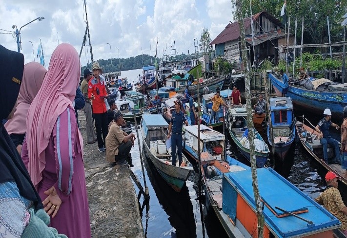 Dislutkan Laksanakan Fasilitasi Layanan Gerai Perijinan Kapal Perikanan di Sentra Nelayan Desa Kumai Kotawaringin Barat