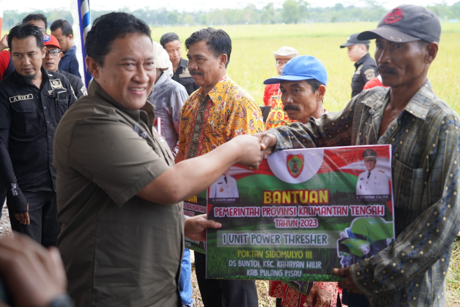 Wakil Gubernur Kalteng Serahkan Bantuan Combine Harvester dan Power Thresher Untuk Poktan Pulang Pisau